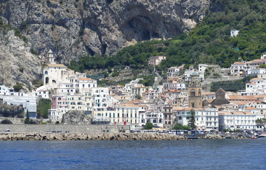 buildings at the Amalfi coast with mountains in the background