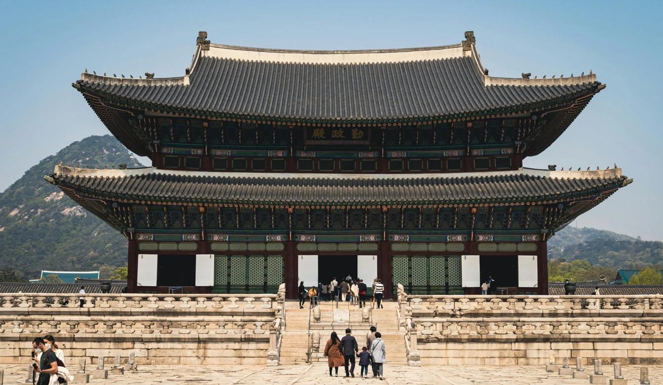 Geyongbokgung Palace with mountains in the background