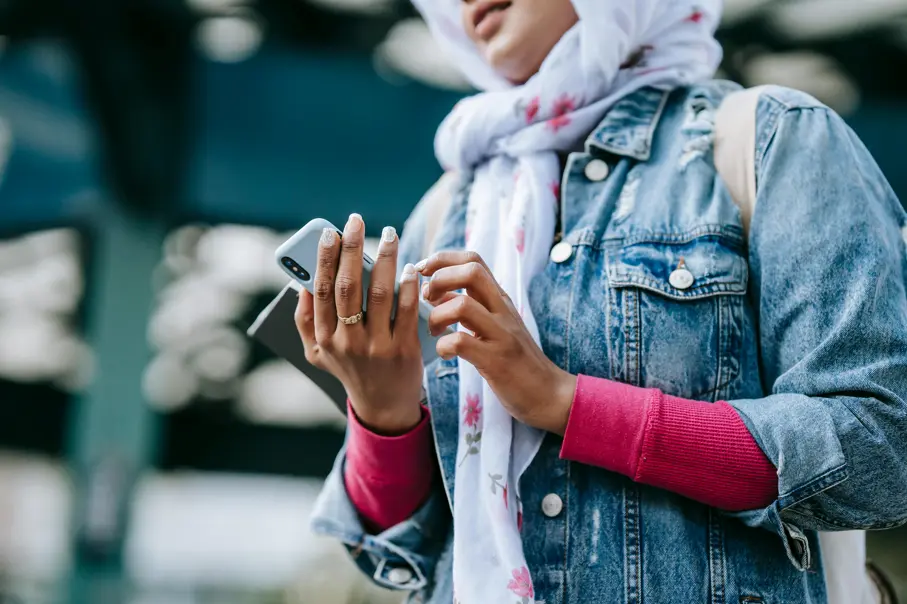 How to Use WhatsApp Overseas Without Roaming